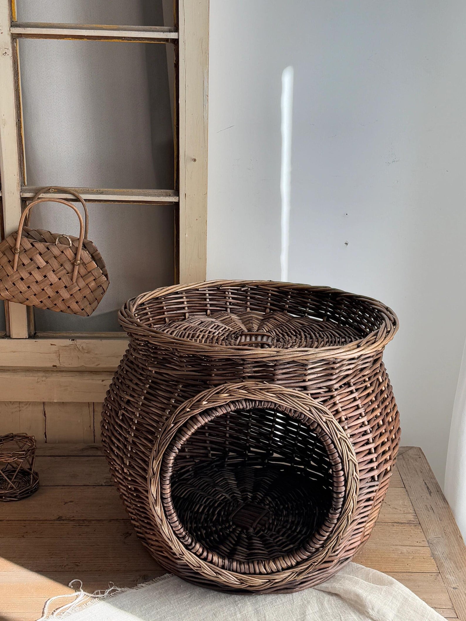 AureoPets™ 2-Tier Vintage Wicker Cat House – Luxury Handwoven Willow & Rattan Bunk Bed Condo