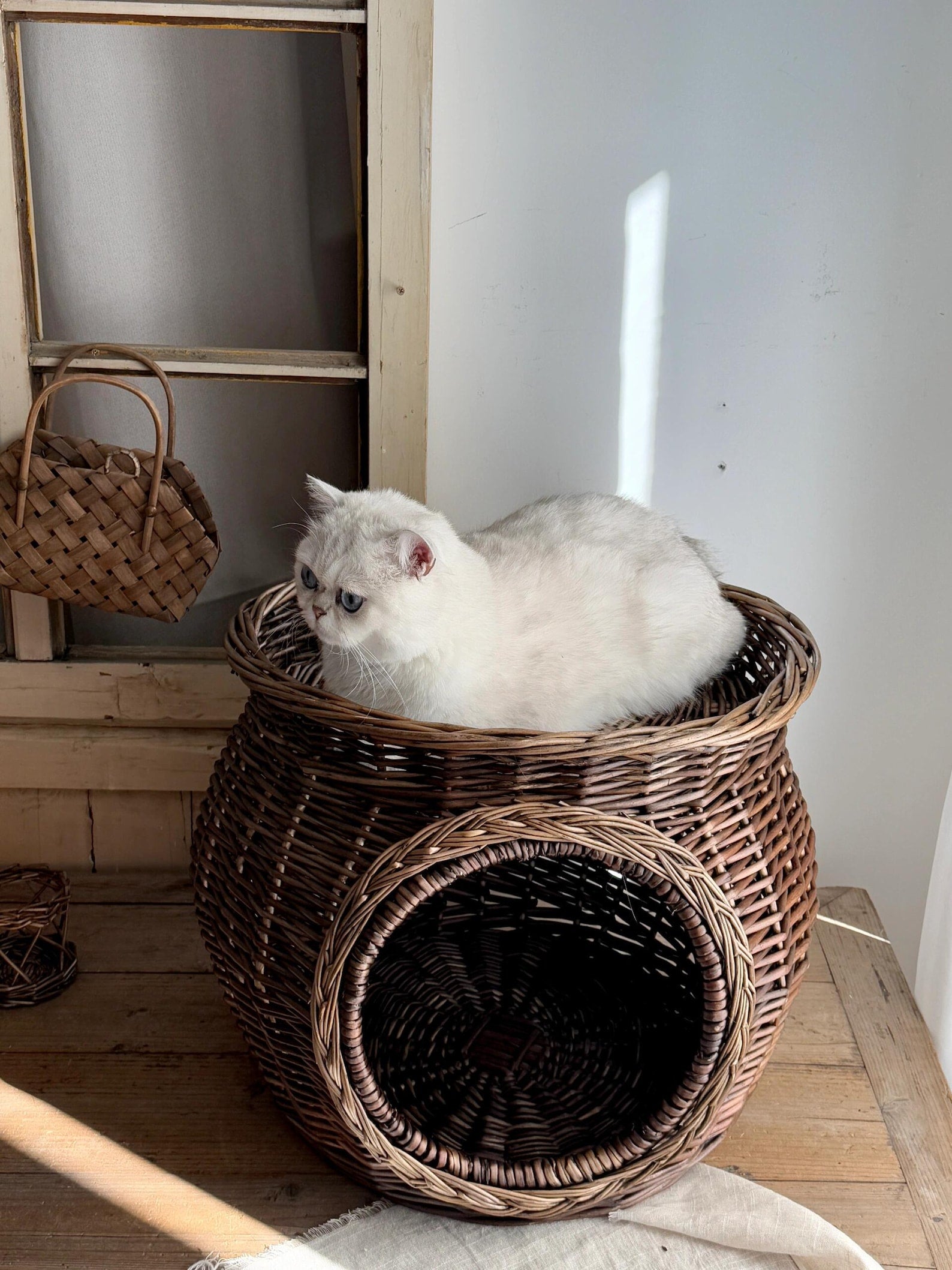 AureoPets™ 2-Tier Vintage Wicker Cat House – Luxury Handwoven Willow & Rattan Bunk Bed Condo