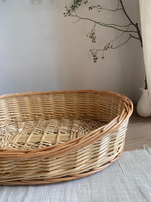 AureoPets™ Vintage Wicker Oval Pet Bed – Luxury Handwoven Willow Lounge Basket for Cats & Small-Medium Dogs