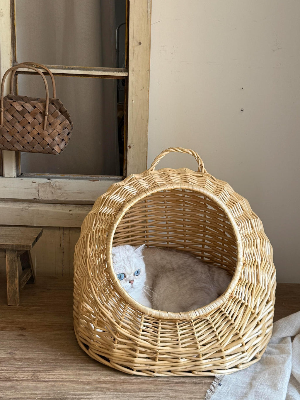 AureoPets™ Large Wicker Cat Head Cave – Luxury Handwoven Willow Sanctuary Bed for Big & Chubby Cats