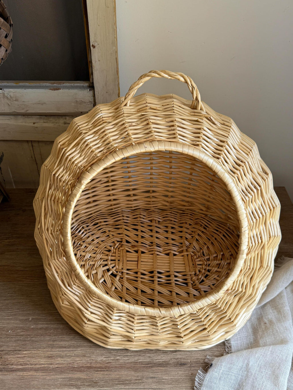 AureoPets™ Large Wicker Cat Head Cave – Luxury Handwoven Willow Sanctuary Bed for Big & Chubby Cats